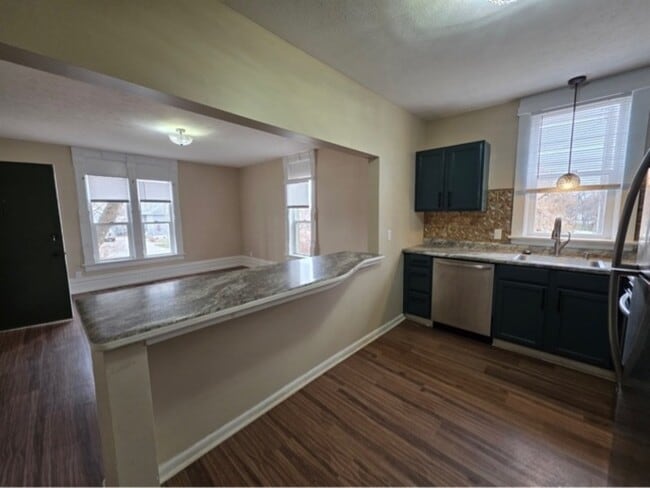 Building Photo - 424 W 8th St