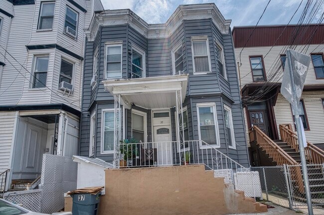 Building Photo - 37 Poplar St