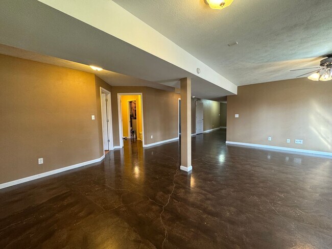 Building Photo - Beautiful spacious home in Waynesville