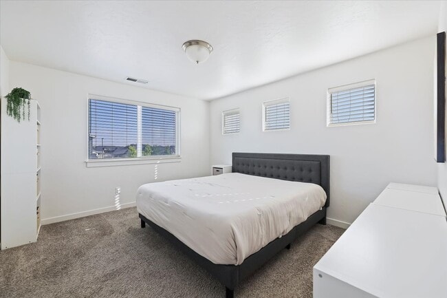 Building Photo - 5720 Cherry Ln