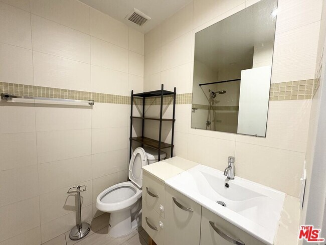Building Photo - 957 S Gramercy Dr