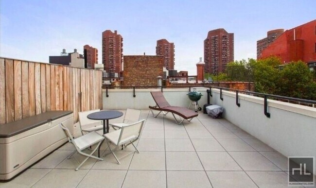 Building Photo - Penthouse 1 bed/1 bath w/ 2 roof decks