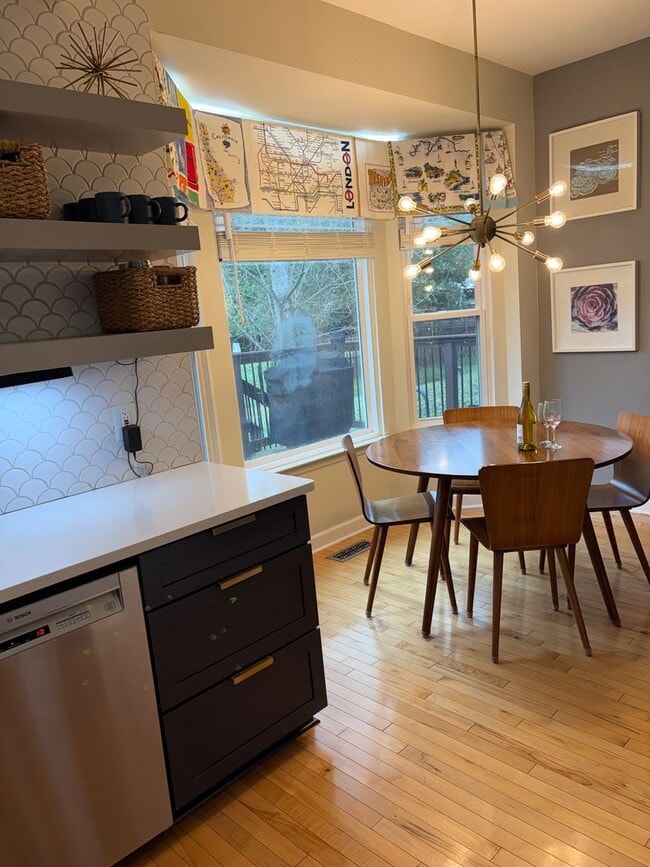 Building Photo - 4 Bedroom! Walk to Jim Warren Park, Frankl...