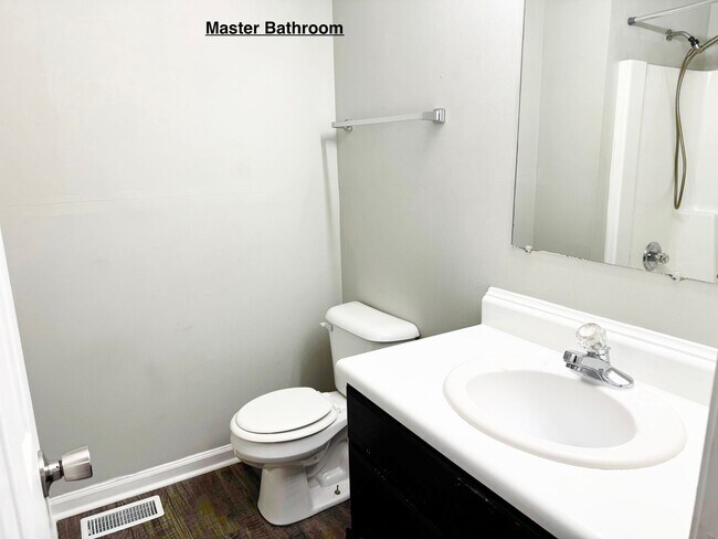 Building Photo - Just listed!