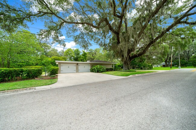 Building Photo - CHARMING HOME IN WOODFIELDS NEIGHBORHOOD