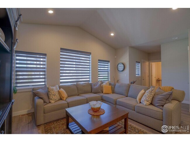 Building Photo - 294 E Chestnut St