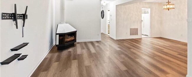 Building Photo - 2685 Meadowlawn Dr