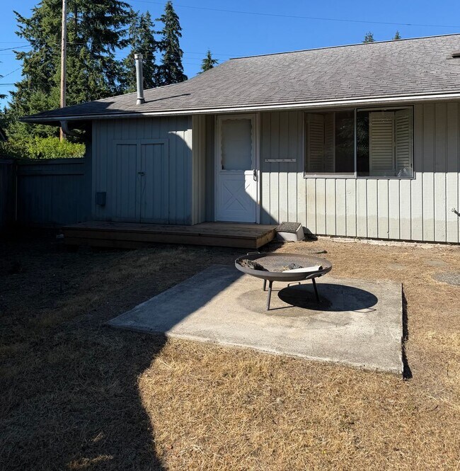 Building Photo - 4 Bed / 2.5 Bath Bellevue rambler $4,095/month