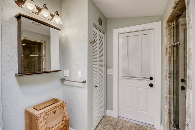 Building Photo - 404 S Caloosahatchee Ave