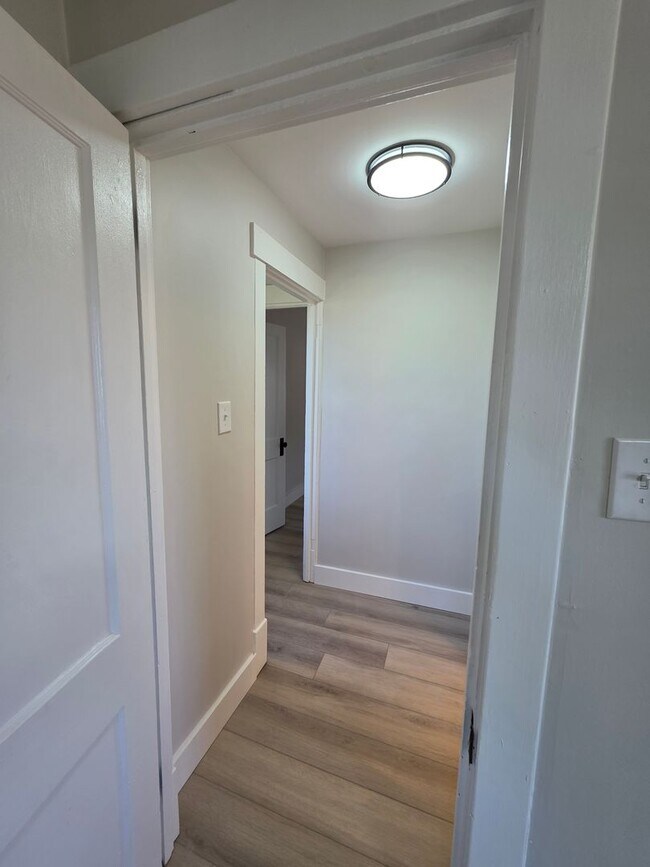 Building Photo - 2 Bed 1 Bath Single Family Home