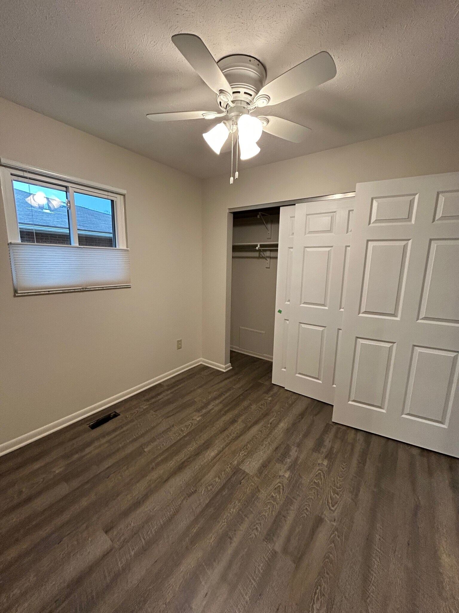 Large rooms - 914 Weston Ct