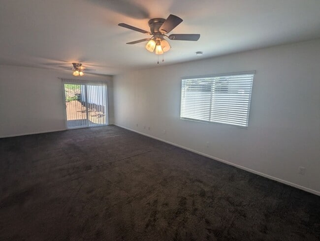 Building Photo - Single Story Home 4 bedroom + Enclosed pat...