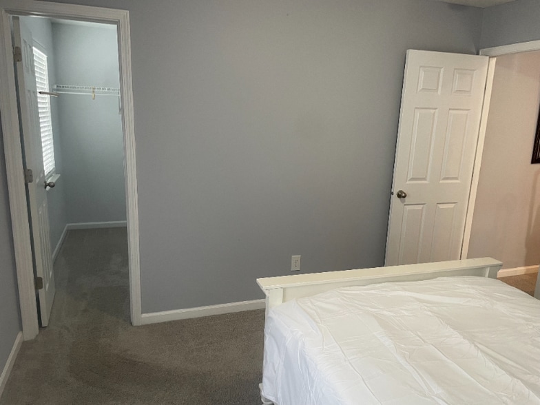 Building Photo - 264 Lyn Gardens Way