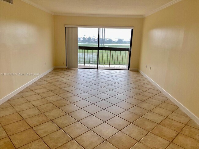 Building Photo - 8881 Fontainebleau Blvd