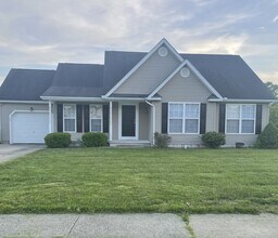 Building Photo - Lovely home close to shopping and entertainment.