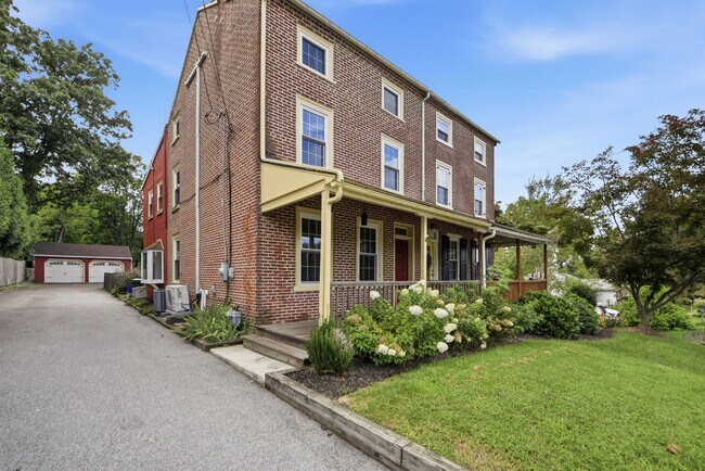 Building Photo - 730 N New St