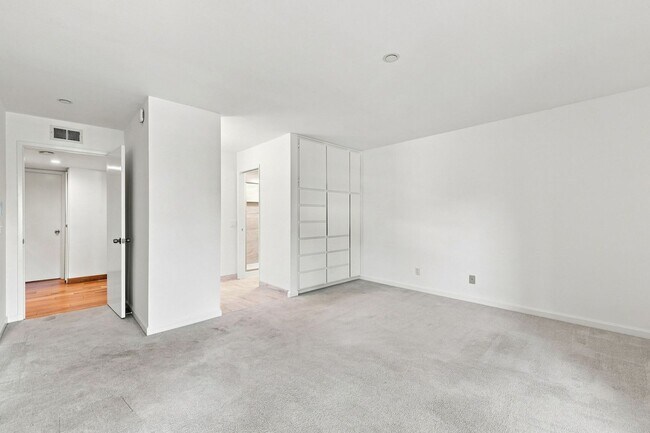 Building Photo - 49 Showers Dr