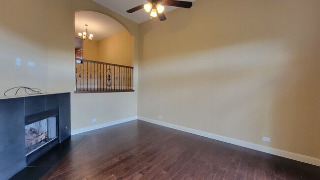 Building Photo - STUNNING LUXURY TOWNHOME 3 BEDROOM, 2 FULL...