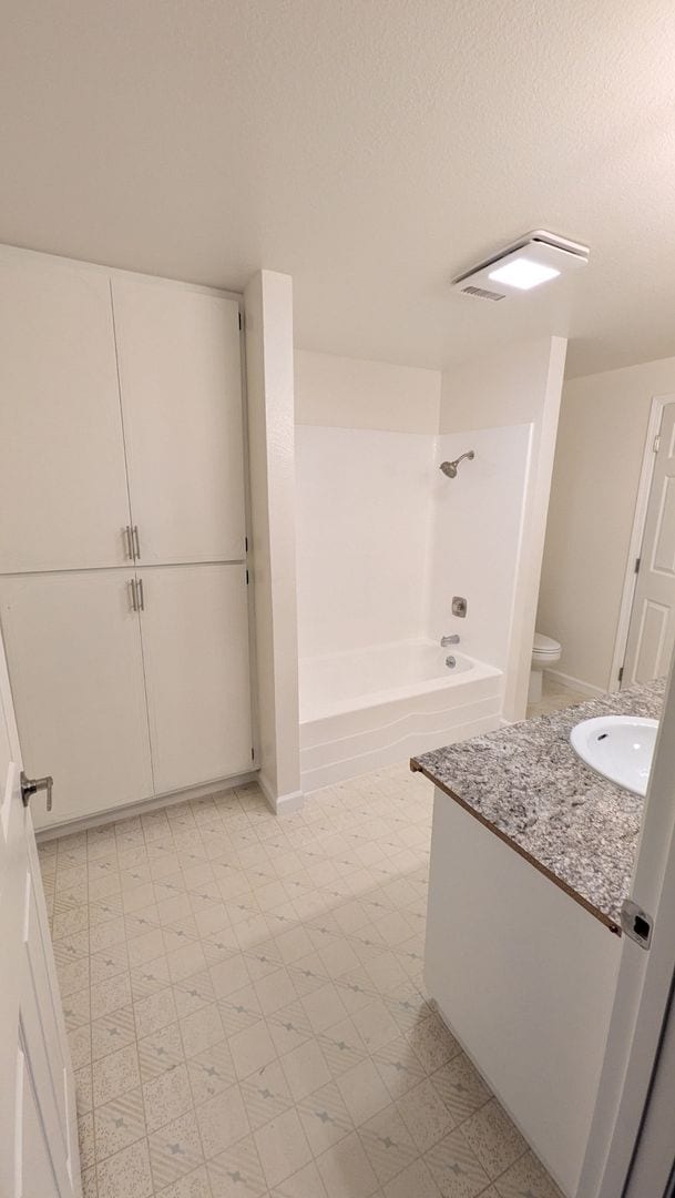 Building Photo - Available Now! 2 bedroom and 1 bath duplex