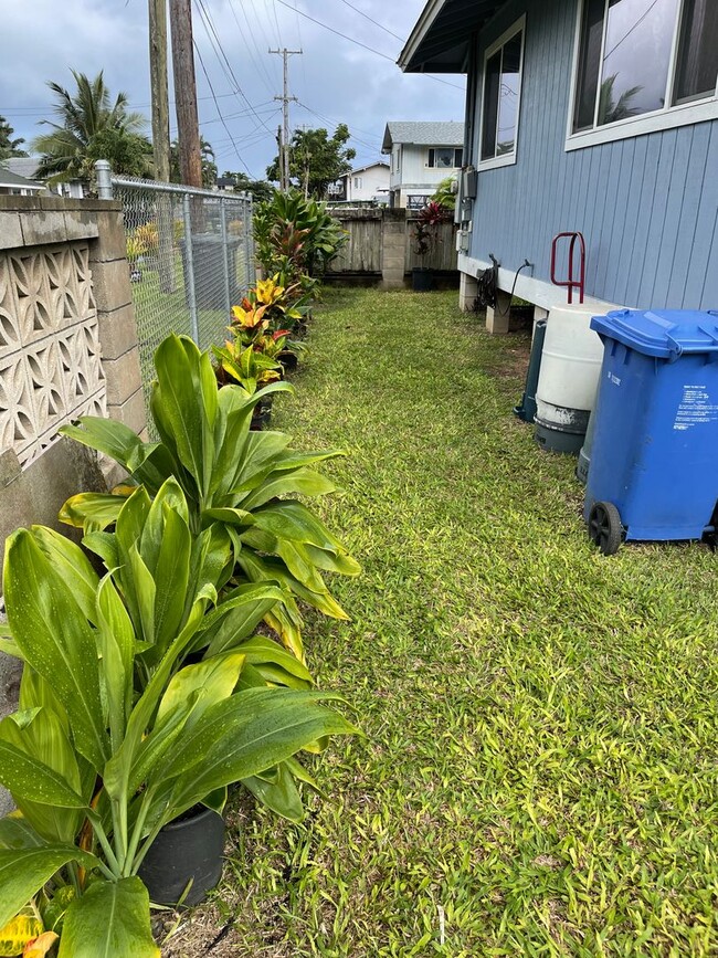 Building Photo - Great Single-family Home One Minute from t...