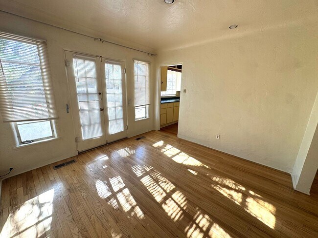 Building Photo - Stunning Nob Hill Bungalow!