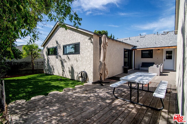 Building Photo - 414 University Ave