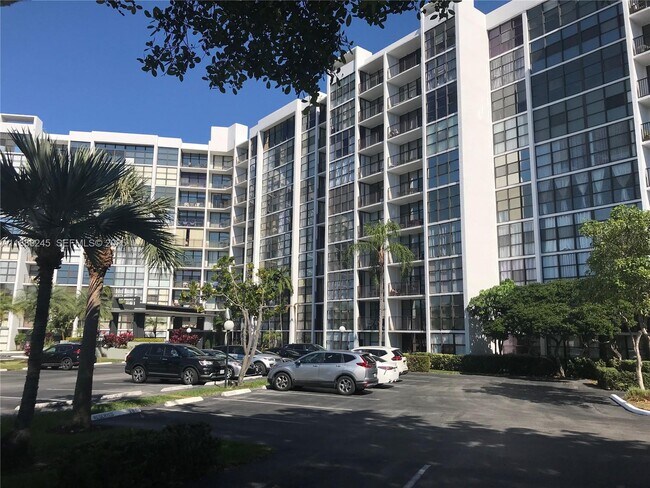 Building Photo - 1000 Parkview Dr