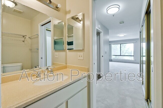 Building Photo - 49 Showers Dr