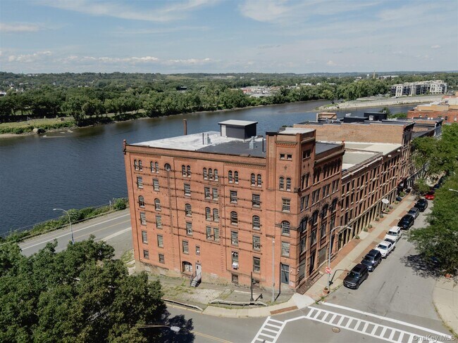 Building Photo - 155 River St