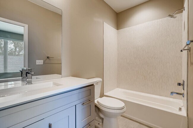 Building Photo - Beautiful + Spacious 2 Bed Townhome