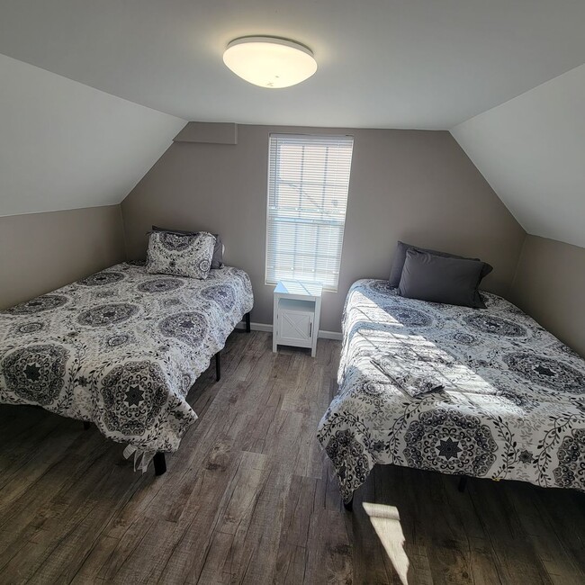 Building Photo - 4 Bed, 2 Bath Home for Lease-Furnished-Spa...