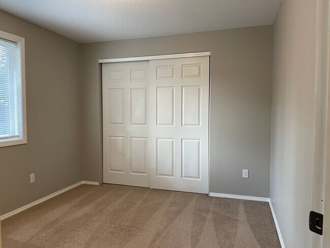 Building Photo - HALF MONTH FREE OF RENT Spacious 5 Bedroom Home! Granite Counters! Pet friendly! Tons of Room for...