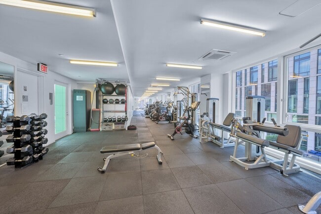 Building Photo - 200 Chambers St