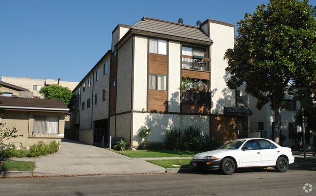 Primary Photo - 326 N Kenwood St