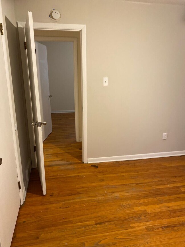 Building Photo - 3 bedroom single family home with huge bon...