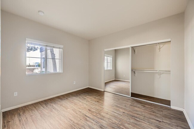 Building Photo - STUNNINGLY UPGRADED 2 Bedroom Condo In SPA...