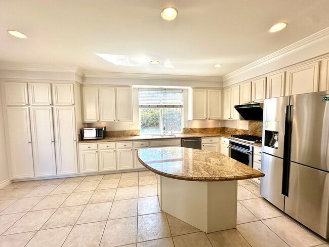 Building Photo - 4 bedroom beautiful Irvine home in gated N...