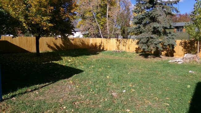 Building Photo - 924 Queens Ct