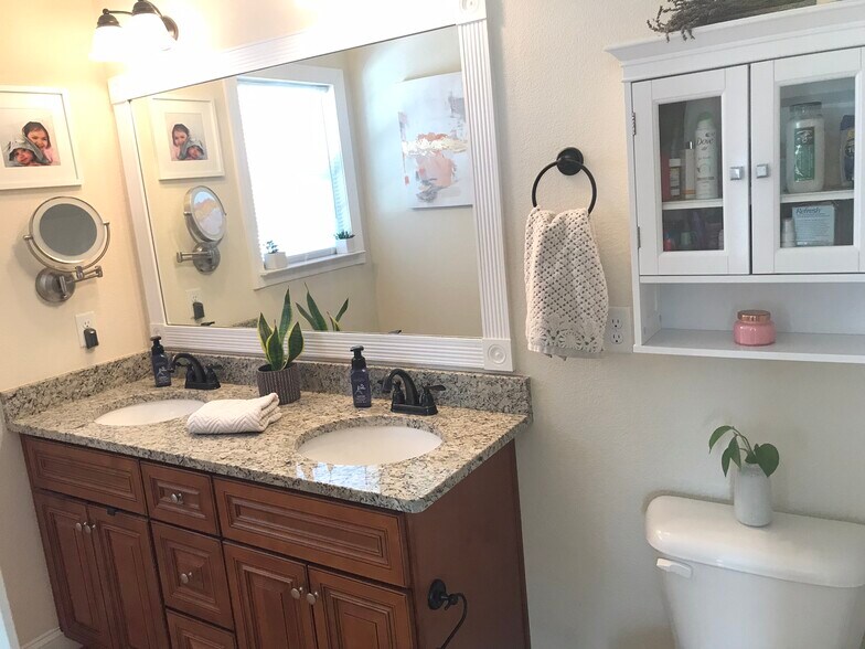 Building Photo - 7571 Villa Ct