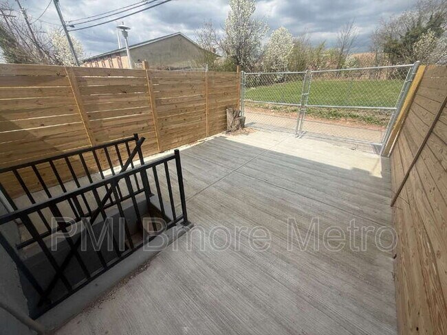 Building Photo - 1756 E North Ave