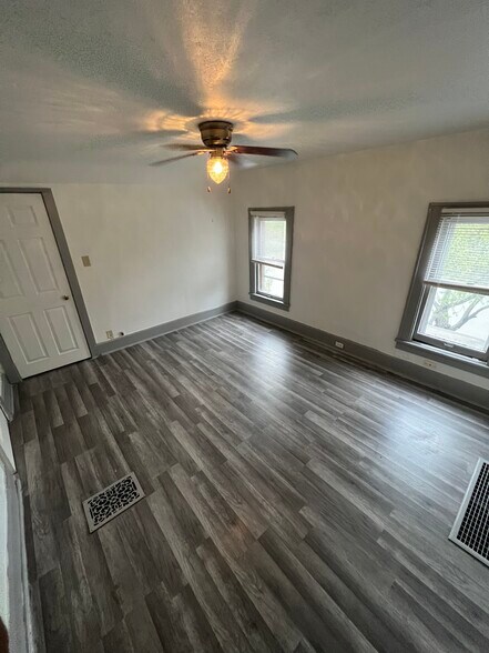 upper unit master bedroom - 1229 Terrace Ave
