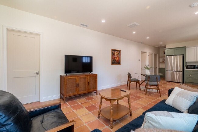 Building Photo - Contemporary New home in Monrovia