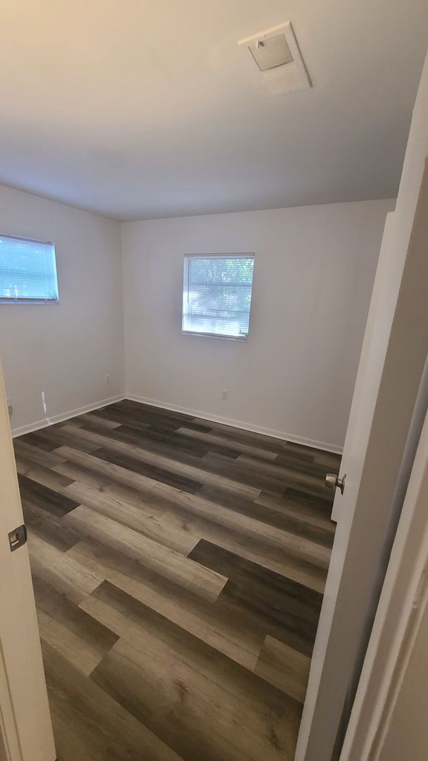 Building Photo - Fully Renovated 3/1 with huge fenced-in ba...