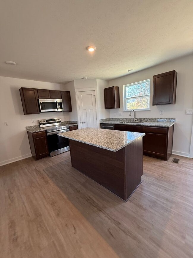 Building Photo - Home for the Holidays!