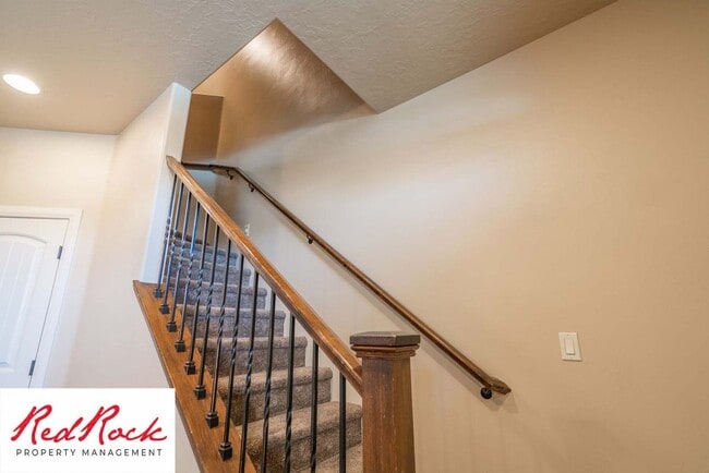 Building Photo - Beautiful Southgate Townhome!