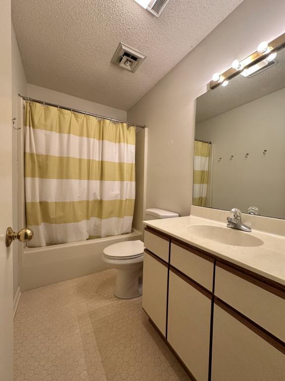 Building Photo - 14 Willow Tree Run