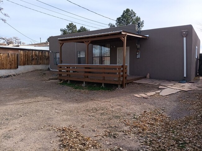 Building Photo - Charming 3-bedroom, 2-bathroom! Showings available NOW! New appliances! SPECIAL!!