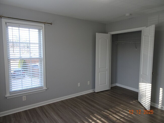 Building Photo - 3 Bedrooms, 2.5 Bathrooms Single Family Home