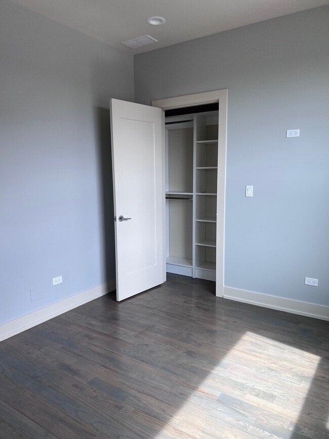 Building Photo - 1208 E 64th St