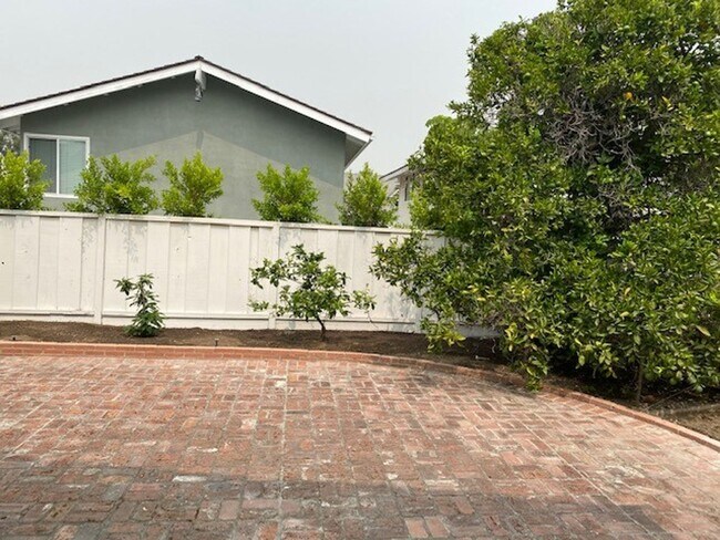Building Photo - Welcome to this beautiful 4 bedroom home in the highly desirable "Port Streets" of Newport Beach